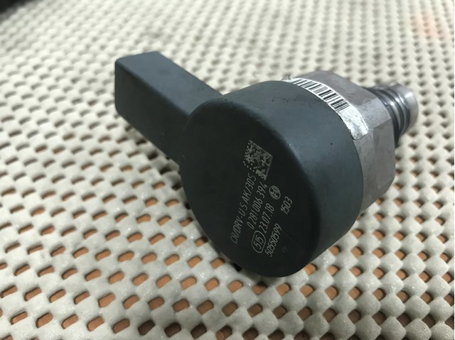 Регулятор тиску палива в паливній рейці 0281006394 BOSCH