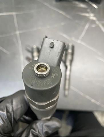 Форсунка вприску палива 0445110008 BOSCH