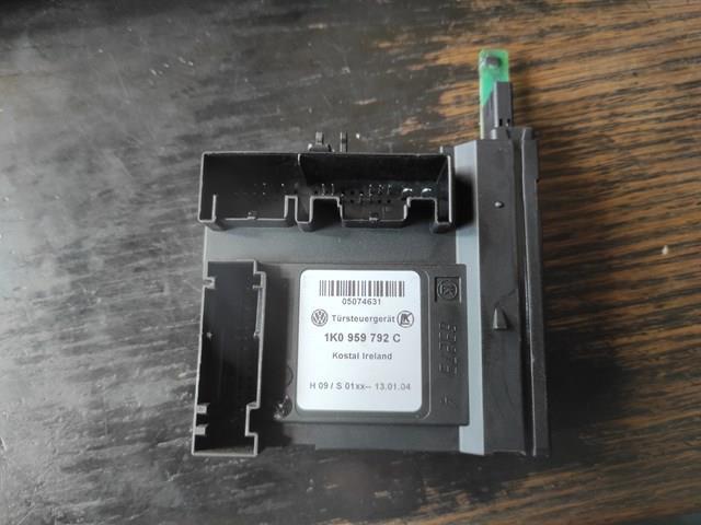 Двигун склопідіймача двері передньої, правої 1K0959792C VAG