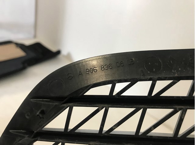 Огорожа, рамка під лобове скло A9068360618 MERCEDES