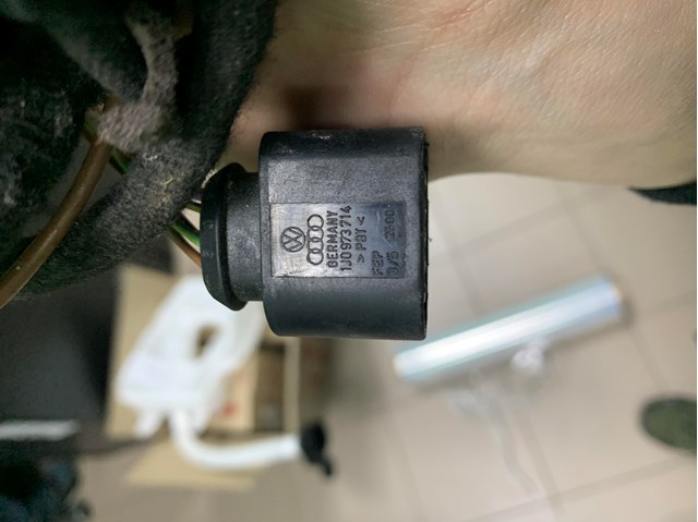 Замок передніх пасажирських дверей 1J0973714 VAG