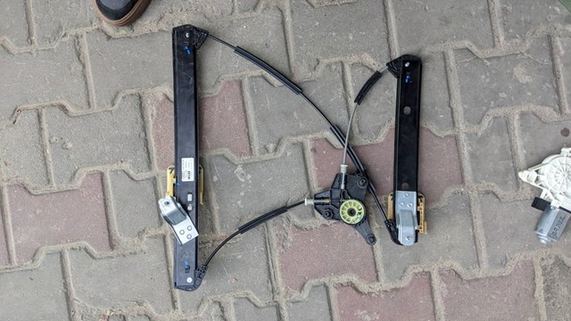Склопідйомник задніх лівих дверей 4KE839461 VAG