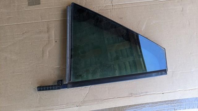 Куточок задніх правих дверей 6V9845214B5AP VAG