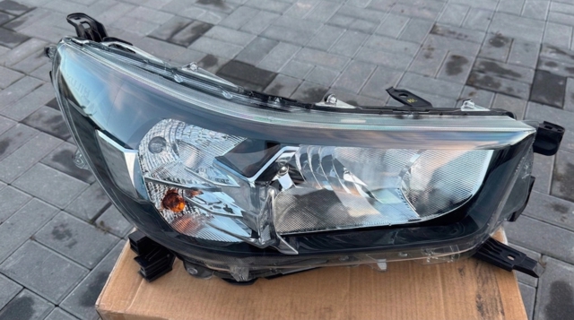 Фара комбінована, передня 811100KJ70 TOYOTA