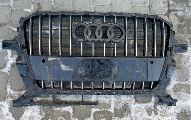 Решітка радіатора 8R0853651R VAG