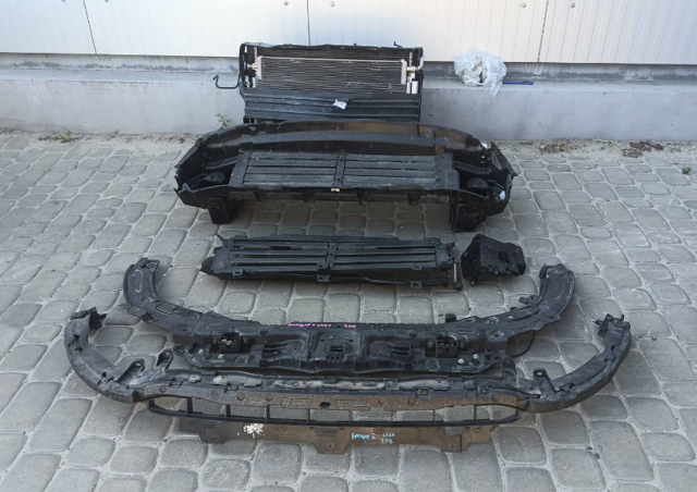 Швелер переднього бампера LR136981 LAND ROVER