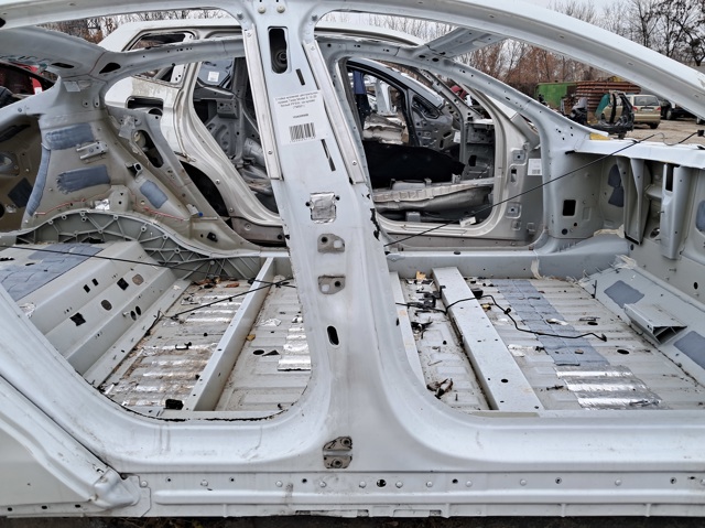 Амортизаційна стійка центральна, права 1024205S0B TESLA