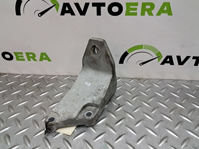 Кронштейн подушки (опори) двигуна, правої 112323NF0A NISSAN