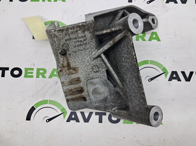 Кронштейн подушки (опори) двигуна, правої 31430470 VOLVO