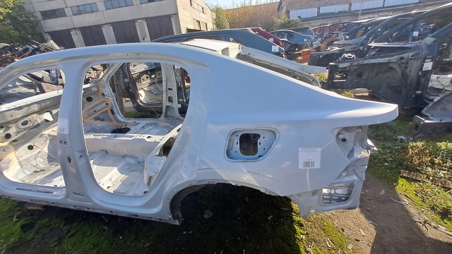 Бічна частина задня ліва 32234133 VOLVO