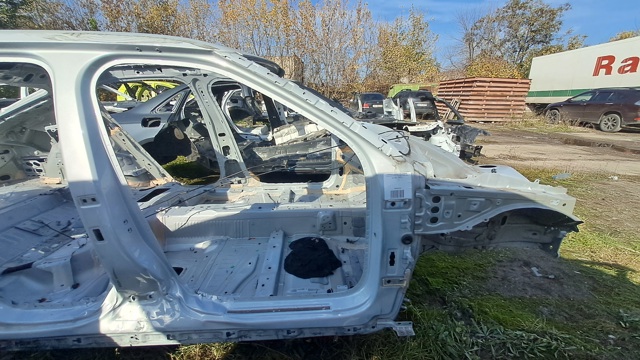Панель бризковика (лонжерона) моторного відсіку, права 32405119 VOLVO