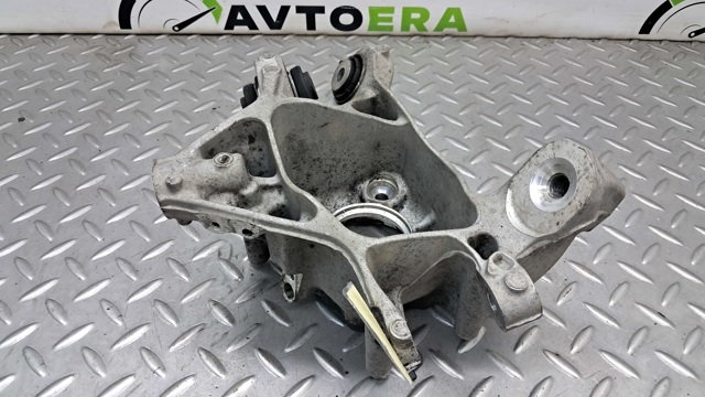 Цапфа поворотна права 33306876652 BMW