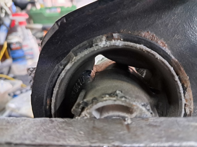 Важіль/тяга задньої підвіски подовжній нижній, правий 3C0505224F VAG