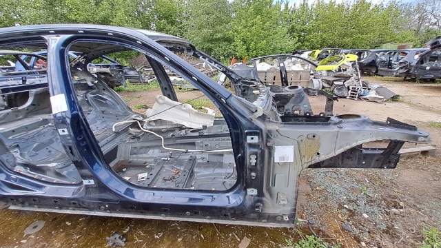 Панель бризковика (лонжерону) моторного відсіку, права 41007377916 BMW