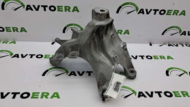 Кронштейн подушки (опори) двигуна, правої 4M0199308AA VAG