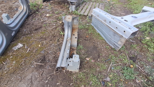 Поріг зовнішній лівий 4M0809847 VAG