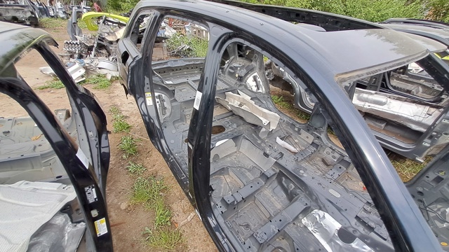 Поріг зовнішній правий 4M0809848 VAG