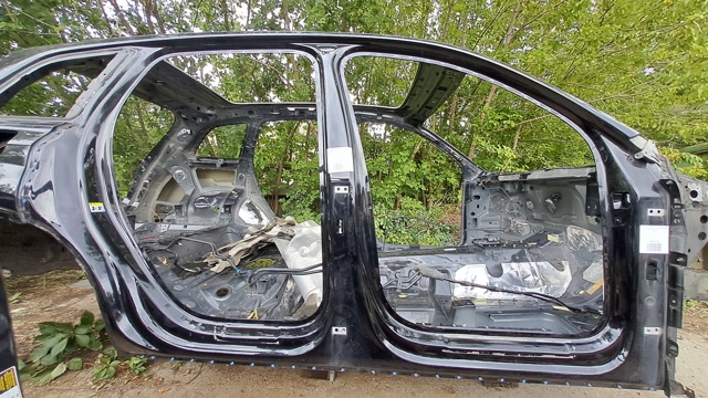 Поріг зовнішній правий 4M0809848 VAG