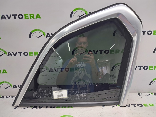Скло багажного відсіку, ліве 51377444077 BMW