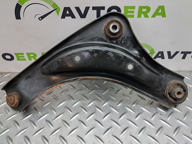 Правий важіль передній нижній підвіски 545003NF0A NISSAN