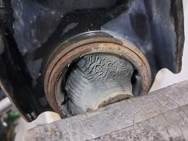 Правий важіль передній нижній підвіски 545004BA0A NISSAN