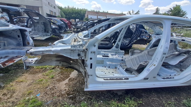 Чверть передня ліва 561803091B VAG