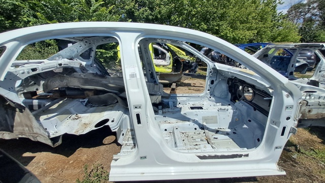 Отвір передніх правих дверей 561809836 VAG