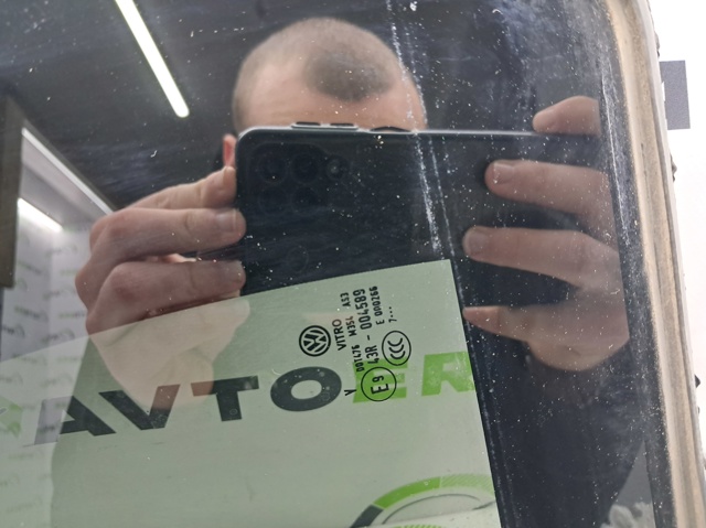 Куточок задніх лівих дверей 5NN845213A VAG