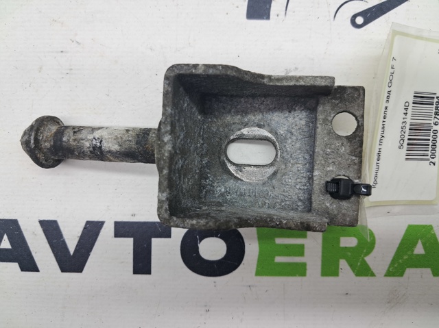 Кронштейн задньої подушки глушника 5Q0253144D VAG