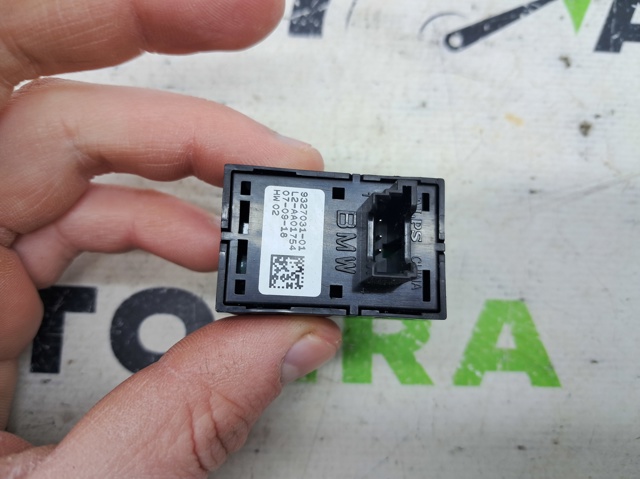 Кнопка підйомника переднього правого скла 61319327031 BMW