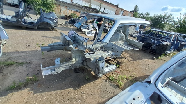 Чверть передня ліва 68439583AA CHRYSLER