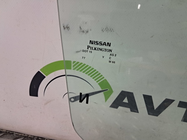 Скло задніх дверей, правих 823003NF1A NISSAN