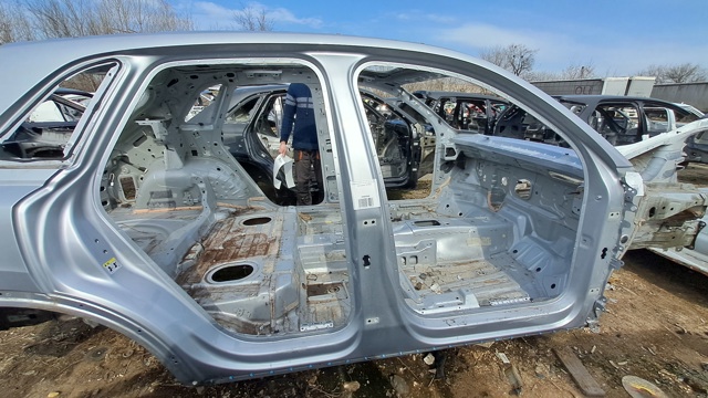Отвір передніх правих дверей 83A809840 VAG