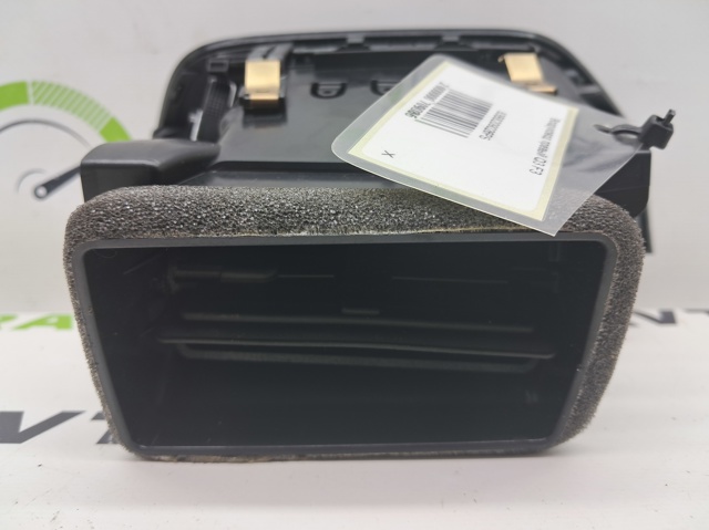 Решітка повітропровода права 83B8209026PS VAG
