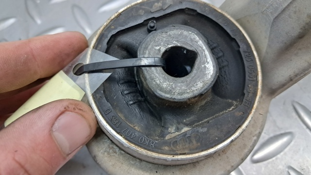 Правий важіль передній нижній підвіски 8K0407694AD VAG