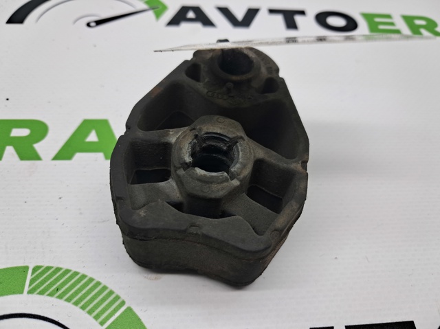 Кронштейн приймальної труби глушника 8R0253144B VAG