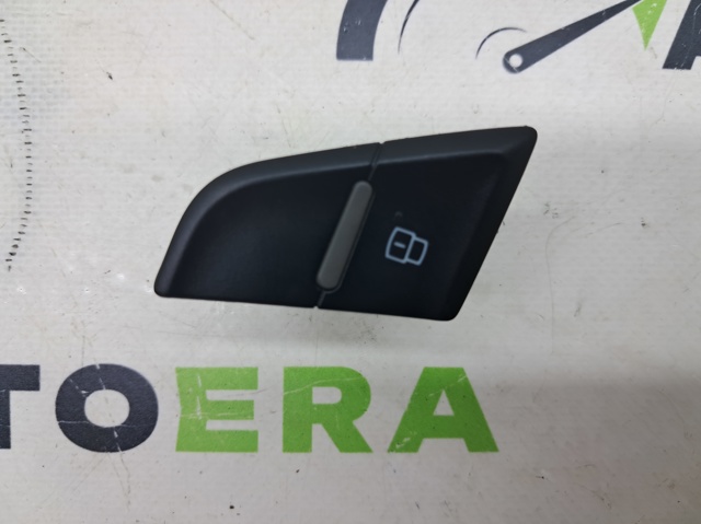 Кнопка блокавання дверей 8R0962108AV10 VAG