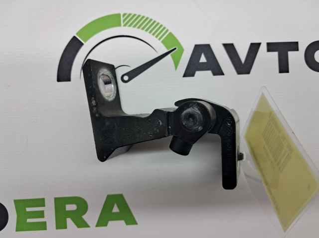 Навішування двері водія (петлі) 8V0831401 VAG