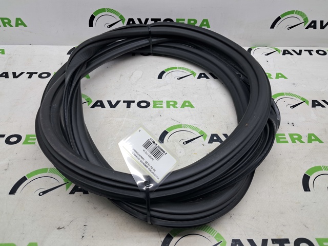 Ущільнювач дверей передніх, на (кузові) 8V5831721A VAG