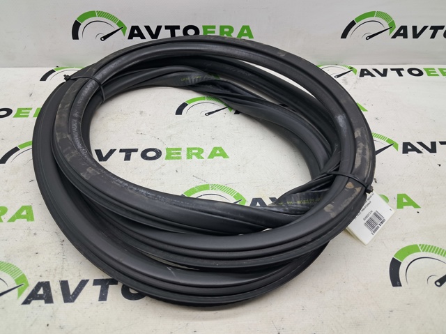 Ущільнювач двері задньої (на кузові) 8V5833721A VAG