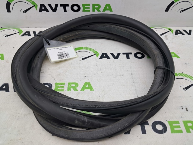 Ущільнювач двері задньої правої (на двері) 8V5839912C VAG