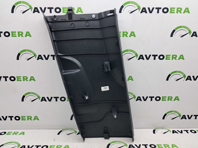 Обшивка стійки кузова внутрішньої, середня нижня права 8V58672404PK VAG