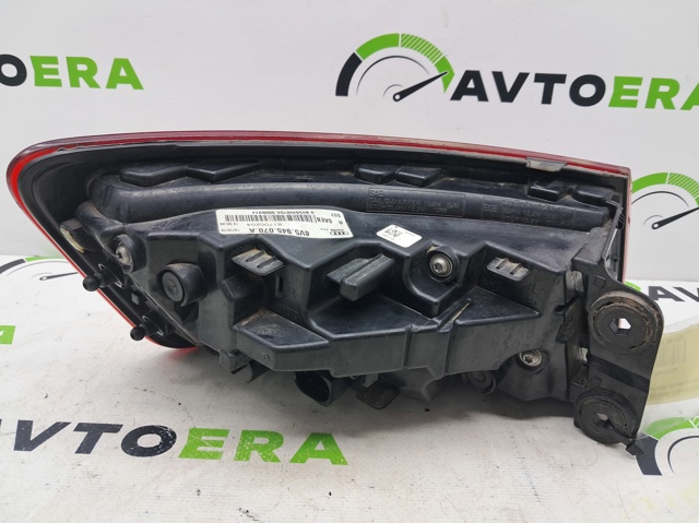 Задній правий зовнішній ліхтар 8V5945070A VAG