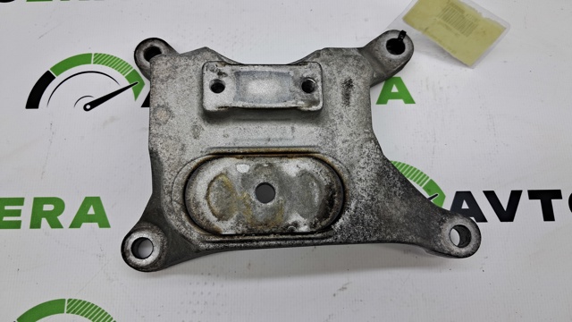 Кріплення подушки коробки передач 8W0399118C VAG