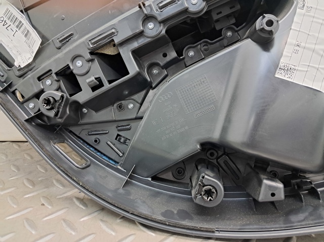 Внутрішня обшивка правих задніх дверей 8W0867304BWFA VAG