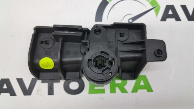 Кронштейн ручки відкривання капота 8W1823633C VAG