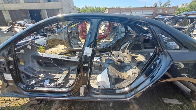 Отвір передніх лівих дверей 8W5809839 VAG