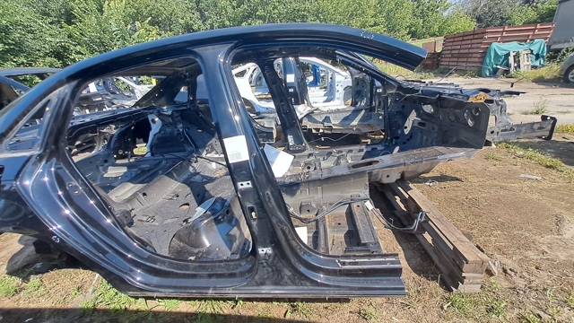 Отвір передніх правих дверей 8W5809840 VAG