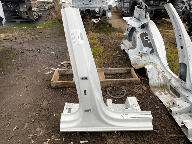 Отвір передніх правих дверей 8W5809840 VAG