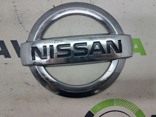 Емблема на кришку багажника, фірм.значок 90890JX00A NISSAN